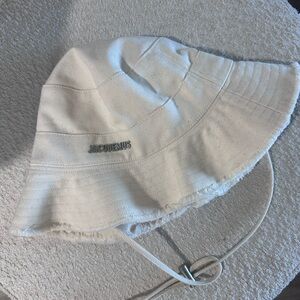 Jacquemus Kids Off-White Bucket Hat with Chin Strap